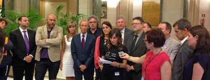 Beatriz Garrote lee la declaraci&oacute;n de apoyo a las v&iacute;ctimas del metro acompa&ntilde;ada por diputados de todos los grupos salvo el PP.