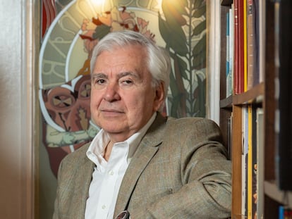 El académico Ernesto Ottone, en la biblioteca de su casa en Santiago, en 2021.