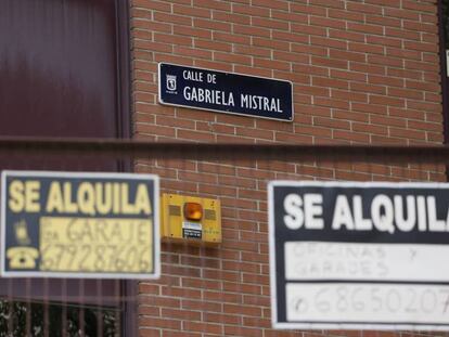 Carteles de alquiler en una calle de Madrid.