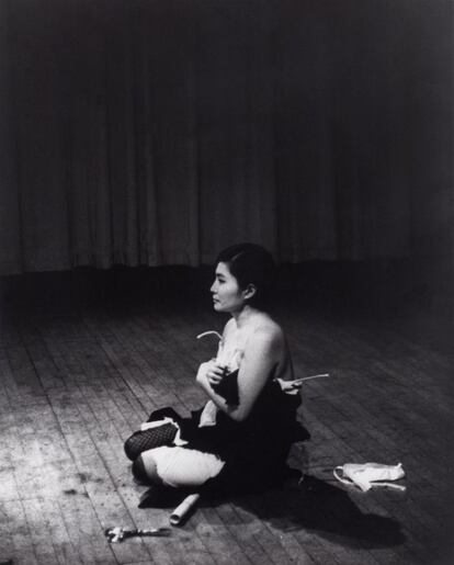 'Cut Piece' de Yoko Ono (1965, Film transferido a video, Archivo Artista, NYC).