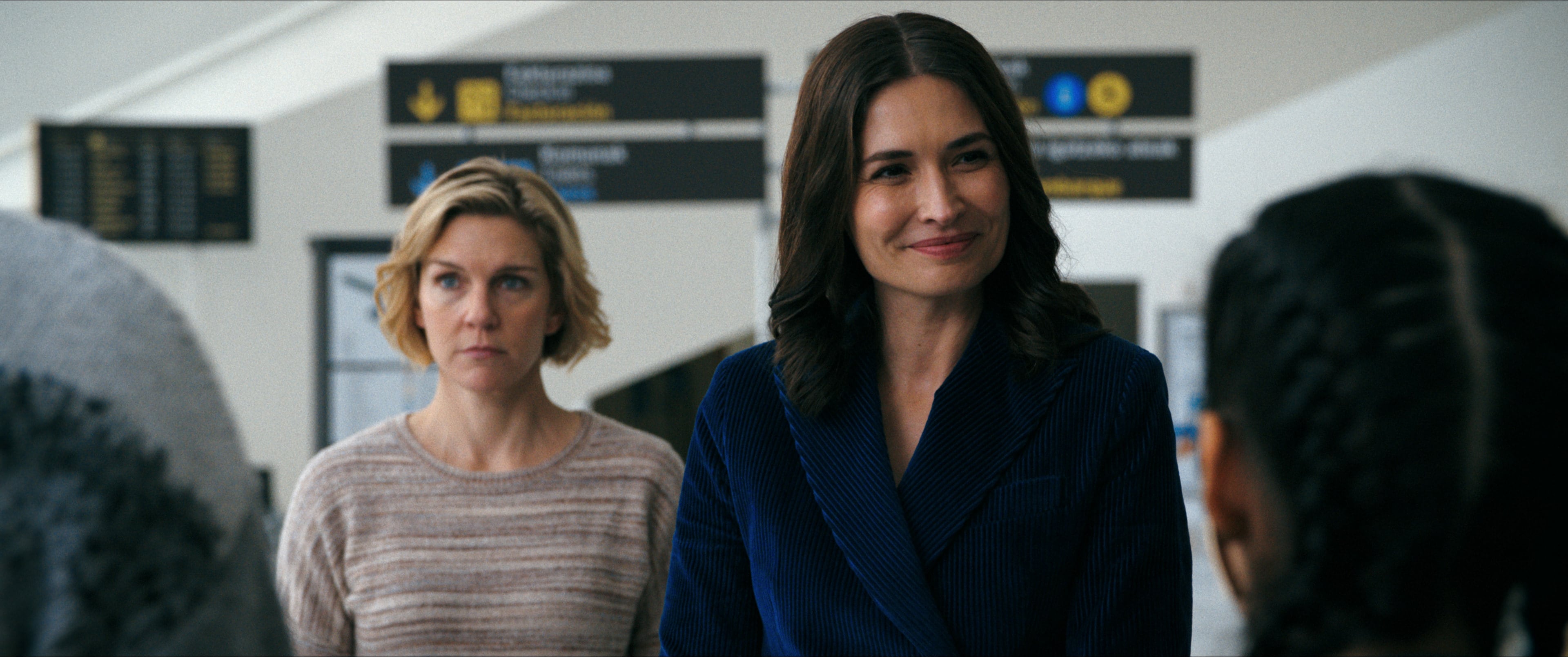 Rhea Seehorn y Karolina Wydra, en el segundo episodio de 'Pluribus'.