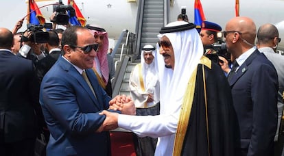 El presidente Al Sisi despide al rey saudí, Salman, durante su partida de El Cairo, el pasado abril.