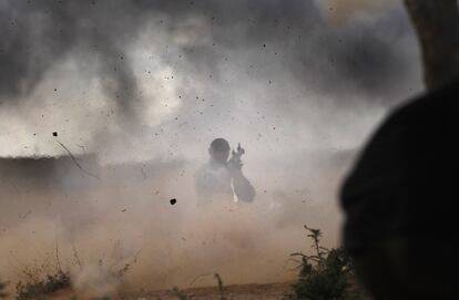 Un rebelde dispara una granada en el frente de Ras Lanuf.