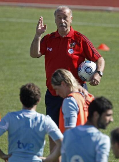Del Bosque dirige un entrenamiento de la selección.