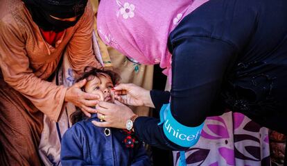 Una niña recibe una dosis de vacuna para la polio en Yemen.