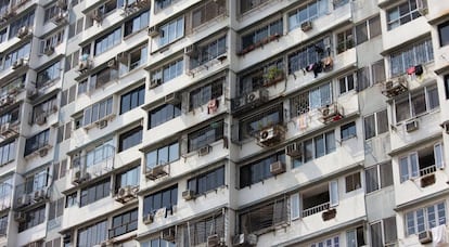 Imagen de aires acondicionados instalados en la fachada de un edificio.