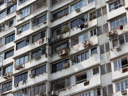 Imagen de aires acondicionados instalados en la fachada de un edificio.