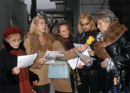 Las actrices Maite Blasco (izda),Amparo Climent (2 izda), Enmma Ozores (2 dcha), y Pilar Bardem recitan poesíaas en recuerdo de Chacón.