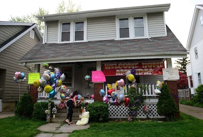 Globos y peluches adornan la casa de la hermana de Amanda Berry en Cleveland (Ohio).