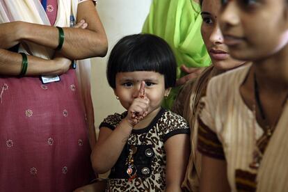 Una niña pequeña en una reunión comunitaria en Mumbai, India.