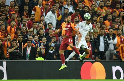 Varane y Florin Andone en acción.