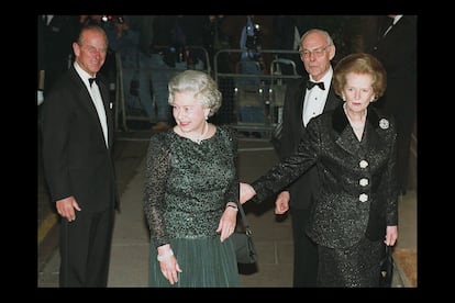 Isabel II y Felipe de Edimburgo llegando a la celebración del 70 cumpleaños de Margaret Thatcher, acompañada de su esposo, Denis Thatcher.