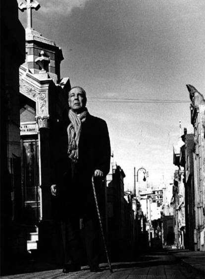 Jorge Luis Borges paseando por un cementerio.