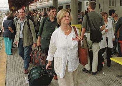 La llegada del Tren Negro, ayer por la tarde a Gijón, marca el comienzo de la Semana Negra. En primer plano, la escritora Batya Gur.