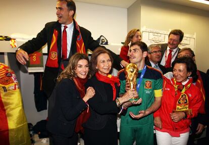 11 de julio de 2010. Los Príncipes y la reina Sofía, junto al capitán de la selección española en el Mundial de Sudáfrica, Iker Casillas, posan con la Copa del Mundo.