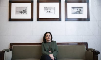 Yolanda Romero, conservadora de la Colección Banco de España, junto a tres grabados de Goya.