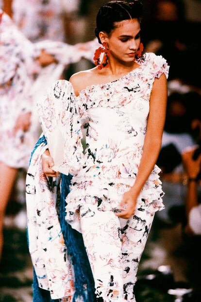 Una jovencísima Inés Sastre presume de casticismo en un desfile de Montesinos en los años 90.