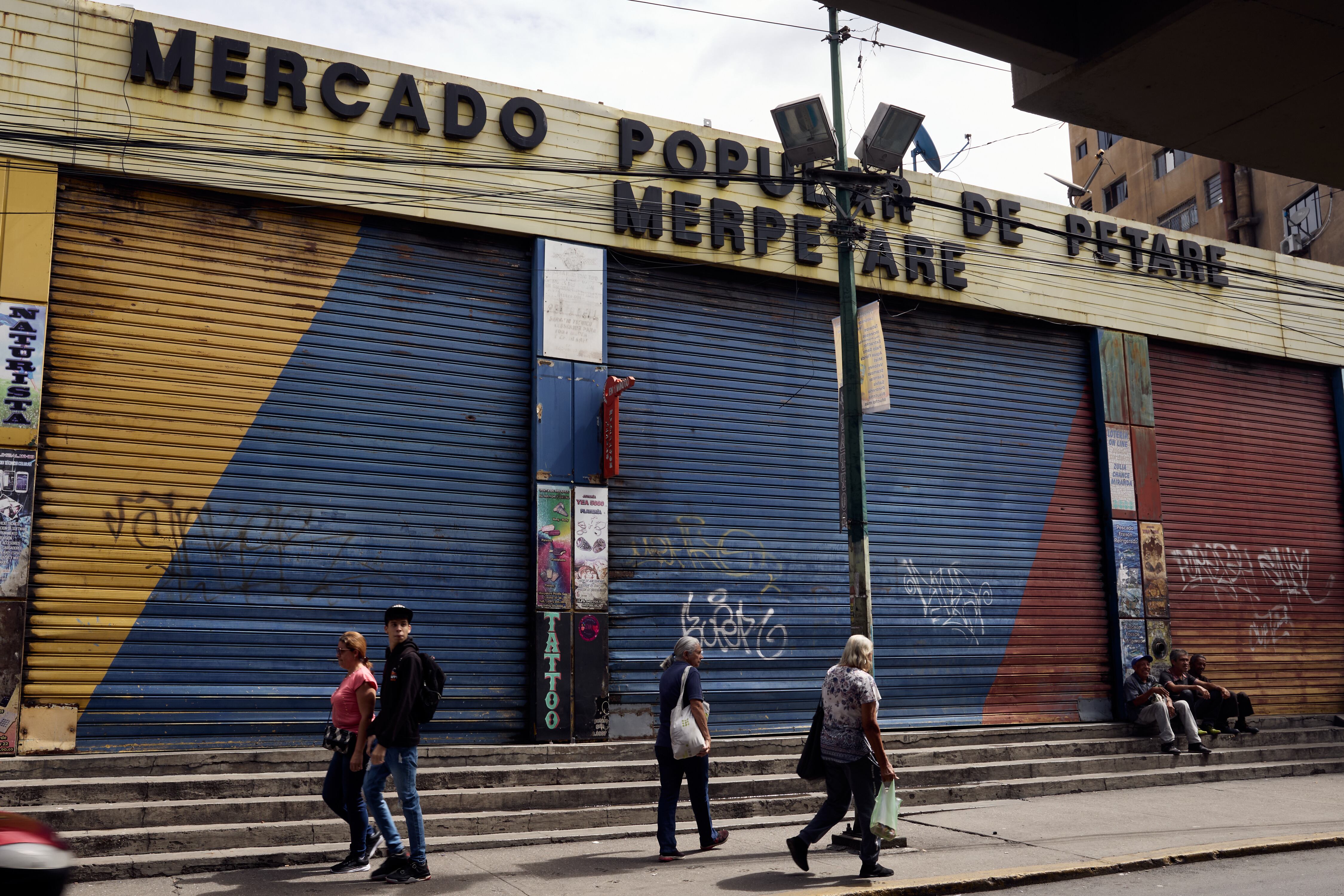 El mercado de Petare cerrado este 30 de julio, tras las protestas del lunes en Caracas (Venezuela).