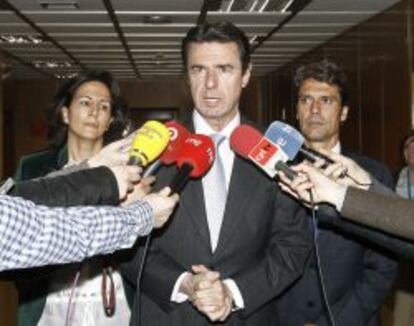 El ministro de Industria Jos&eacute; Manuel Soria (c), atiende a los medios.