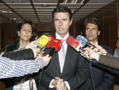 El ministro de Industria Jos&eacute; Manuel Soria (c), atiende a los medios.