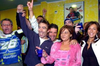 Los padres de Dani Pedrosa, Antonio Pedrosa y Basilia Ramal, celebran con amigos y vecinos de Castellar del Vallés la victoria del joven.
