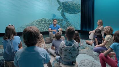 El explorador Nacho Dean charla con un grupo de niños sobre diversidad marina.