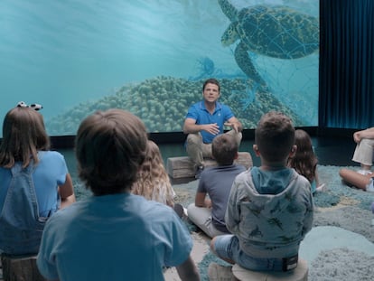 El explorador Nacho Dean charla con un grupo de niños sobre diversidad marina.