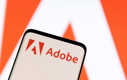 Logo de Adobe en la pantalla de un móvil.