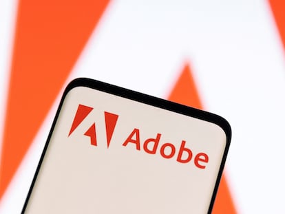 Logo de Adobe en la pantalla de un móvil.