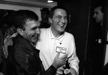 25 de octubre de 1998. Iñigo Iruin y Arnaldo Otegi (derecha), se abrazan en la sede de Euskal Heritarrok en Bilbao tras conocer los resultados de la Elecciones Autonómicas del País Vasco.