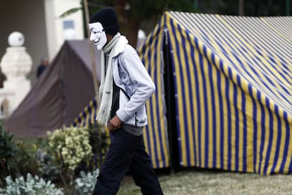 Un manifestante egipcio camina  por las tiendas de campa&ntilde;a instaladas frente al palacio presidencial egipcio el d&iacute;a despu&eacute;s de una manifestaci&oacute;n donde miles de personas marcharon hacia el palacio para protestar contra el decreto del presidente Mohamed Morsi de ampliar sus poderes.