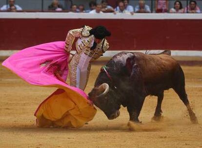 Antonio Barrera, en un lance a su primer toro.