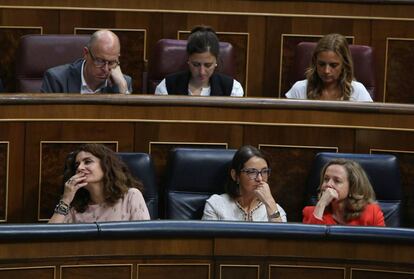 La ministra de Hacienda, María Jesús Montero, escucha el debate en los escaños socialistas.