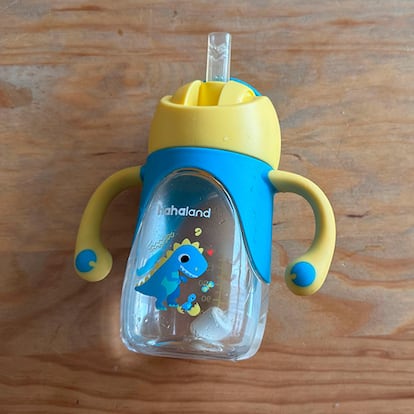 Vaso antiderrame bebé encima de una mesa.