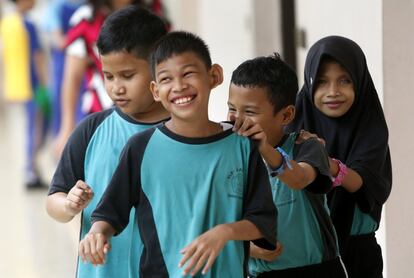 Niños de primaria con ceguera juegan en su colegio en Jakarta (Indonseia). 