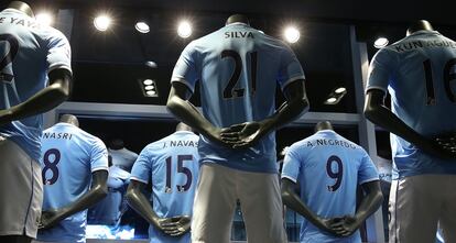 Las camisetas de los jugadores del Mánchester City Silva, Negredo, Navas, Nasri y Negredo en la tienda que el club tiene en los alrededores del estadio Etihad.