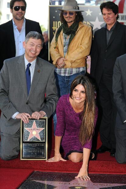 Penélope Cruz posa en su estrella del Paseo de la Fama de Hollywood junto con el director de la cámara de comercio de Hollywood (arrodillado a su lado). En la parte de detrás, sus otros invitados: su marido Javier Bardem, Johnny Deep y el director Rob Marshall.