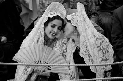 Inma Cuesta (izquierda) y Ángela Molina, en un fotograma de la película de Pablo Berger 'Blancanieves'.