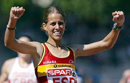 Natalia Rodríguez levanta los brazos tras vencer en la prueba de 1.500 metros.