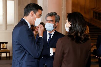 El presidente del Gobierno, Pedro Sánchez (izquierda) conversa con el presidente del Consejo General del Poder Judicial (CGPJ), Carlos Lesmes, y la ministra de Justicia, Pilar Llop.