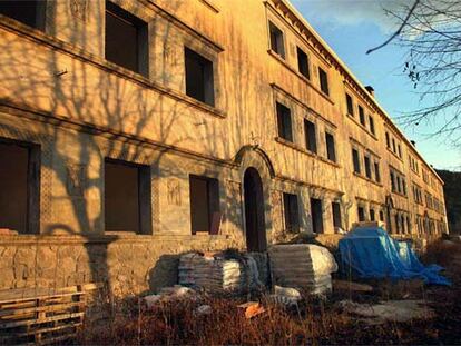 Edificio de las Hilaturas del Segre por cuya rehabilitación se cobraron supuestas comisiones.