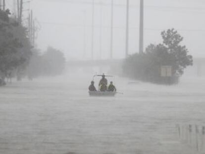 30.000 personas siguen fuera de sus casas en la cuarta ciudad de EE UU mientras la tormenta se mueve por fin y se dirige a Louisiana