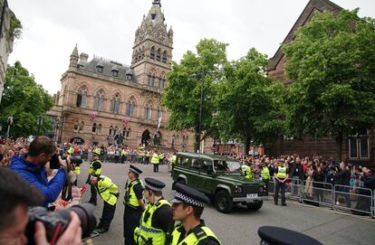 Fuertes medidas de seguridad han rodeado la catedral de Chester pues se esperaban centenares de curiosos en sus alrededores. El duque de Westminster, conocedor de esa expectación, ha corrido con los gastos de tres establecimientos de la localidad para que durante todo el día repartan helados gratis a los ciudadanos que decidan pasarse por el centro histórico. Cerca de 10.000 flores se han distribuido por todas partes para decorar la villa inglesa.