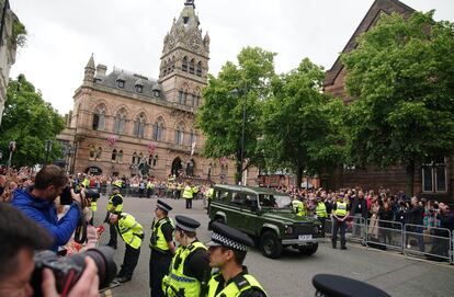 Fuertes medidas de seguridad han rodeado la catedral de Chester pues se esperaban centenares de curiosos en sus alrededores. El duque de Westminster, conocedor de esa expectación, ha corrido con los gastos de tres establecimientos de la localidad para que durante todo el día repartan helados gratis a los ciudadanos que decidan pasarse por el centro histórico. Cerca de 10.000 flores se han distribuido por todas partes para decorar la villa inglesa. 