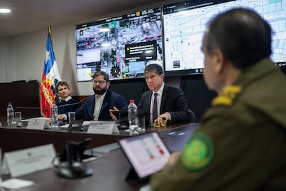 Boric, la ministra del Interior y Seguridad Pública, Carolina Tohá, y el subsecretario del Interior, Manuel Monsalve, durante una reunión de la Unidad de Acción y Seguridad para la región metropolitana, en Santiago. 