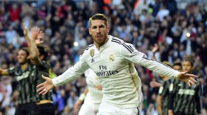 Sergio Ramos celebra el primer gol.