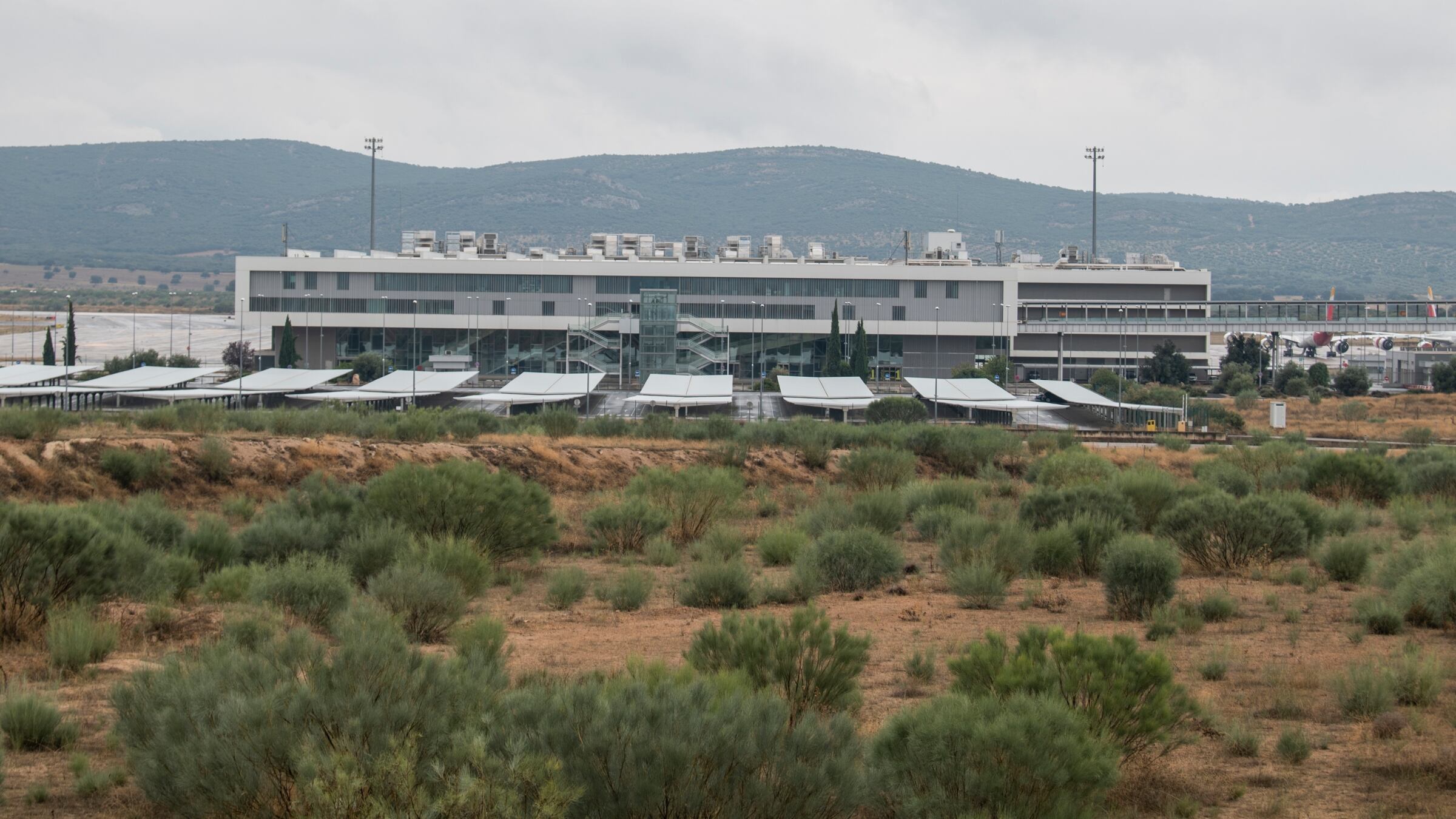 Una macrofiesta no autorizada reúne a cientos de personas junto al aeropuerto de Ciudad Real