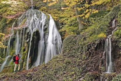 Cascada entre hayas en las cercanías de Goiuri (Álava).