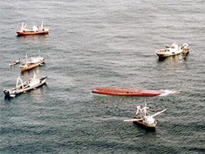 Imagen aérea del casco del barco <i>Le Joola</i>, hundido la noche del pasado jueves con más de 700 personas a bordo.