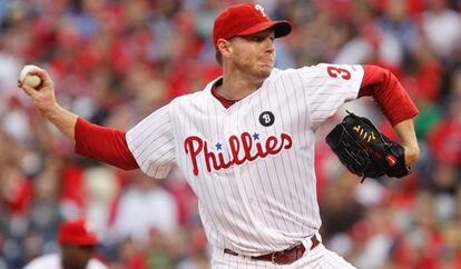 Halladay durante un partido con Philadelphia en 2011.